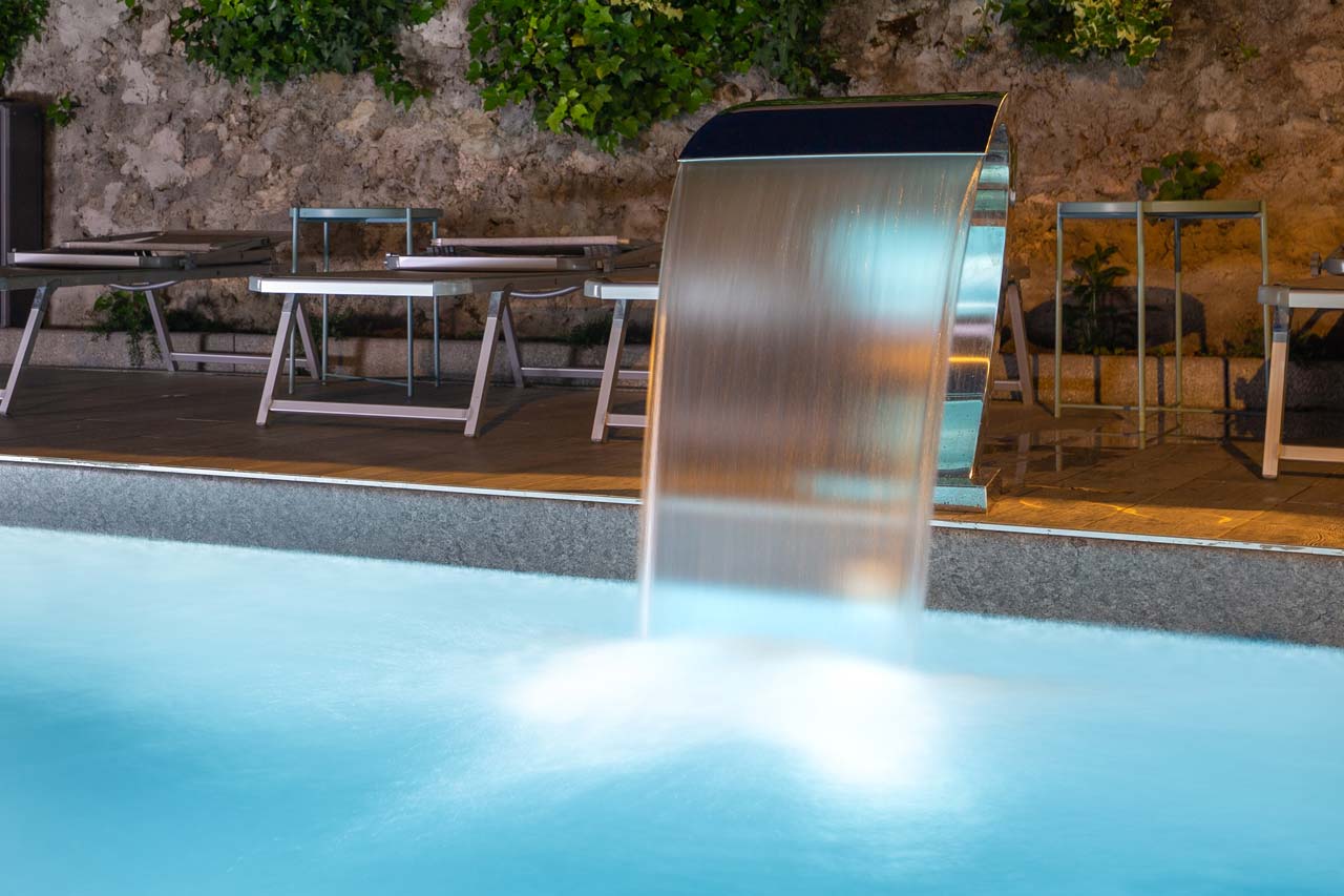 maji como lake apartments swimming pool