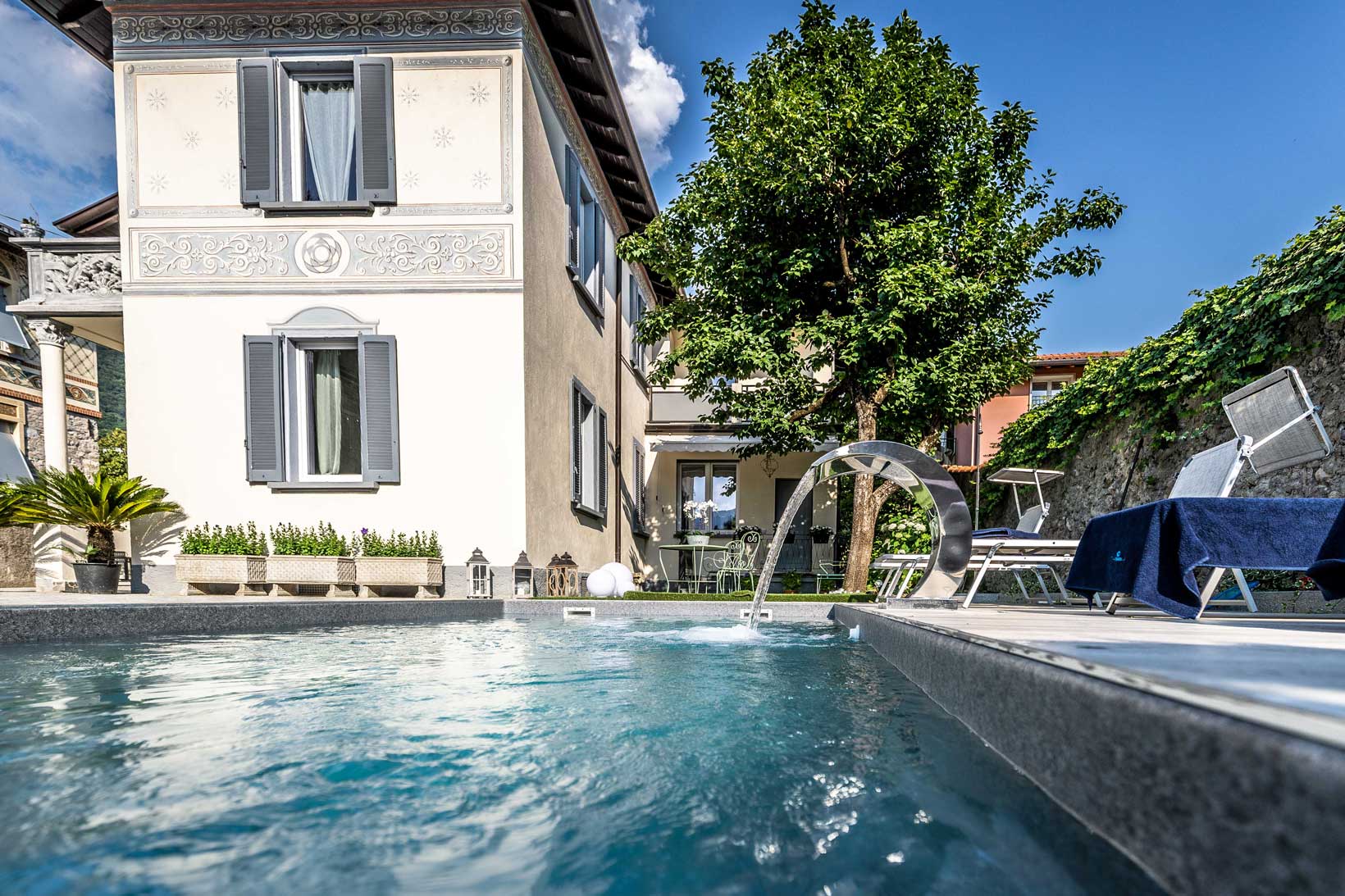 swimming pool maji como lake